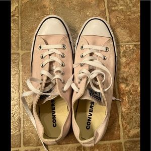Converse light pink tennis shoes